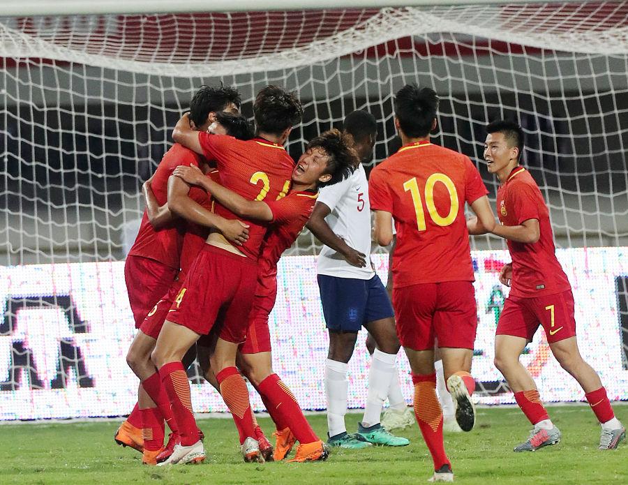 中国踢足球比赛直播的相关图片