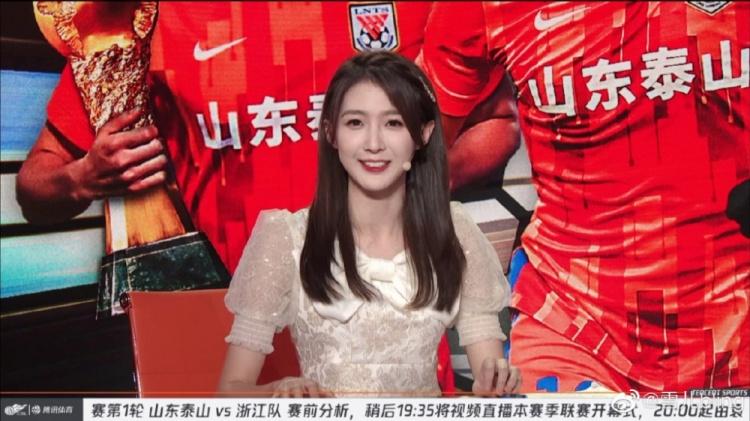 女主播看中国足球直播的相关图片